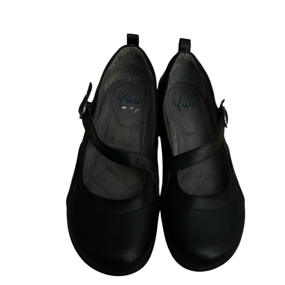 Yuu size 9, Mary Jane’s black in excellent condition trendy comfortable